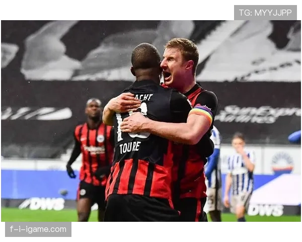 法兰克福防线稳固成逆袭关键,新赛季表现亮眼 法兰克福防线稳固成逆袭关键,新赛季表现亮眼