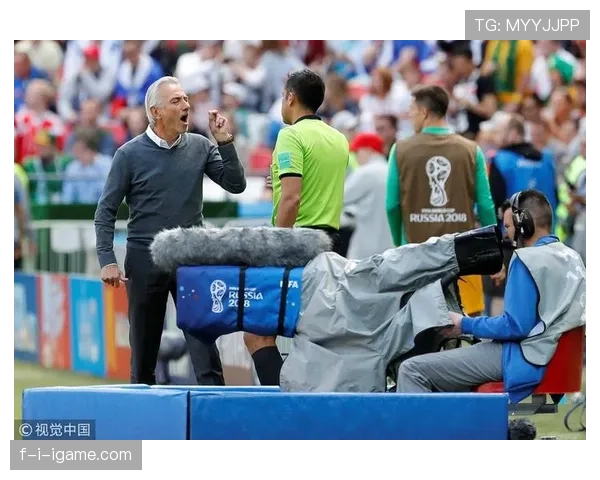 VAR回看判罚流程详解:裁判怎样正确复核关键瞬间 VAR回看判罚流程详解:裁判怎样正确复核关键瞬间