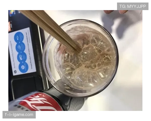 覃海洋家的冰箱里塞满蛋白粉，连饮料都是按克称着喝的